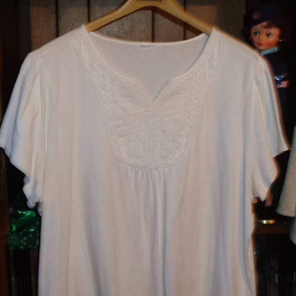 EXCELLENT WHITE SOFT WOMEN'S 2X TEE SHIRT-LACE DESIGN ON BODICE-SUPER NICE,COMFY